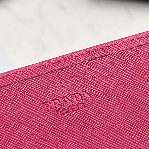 プラダ財布コピー着用イメージ